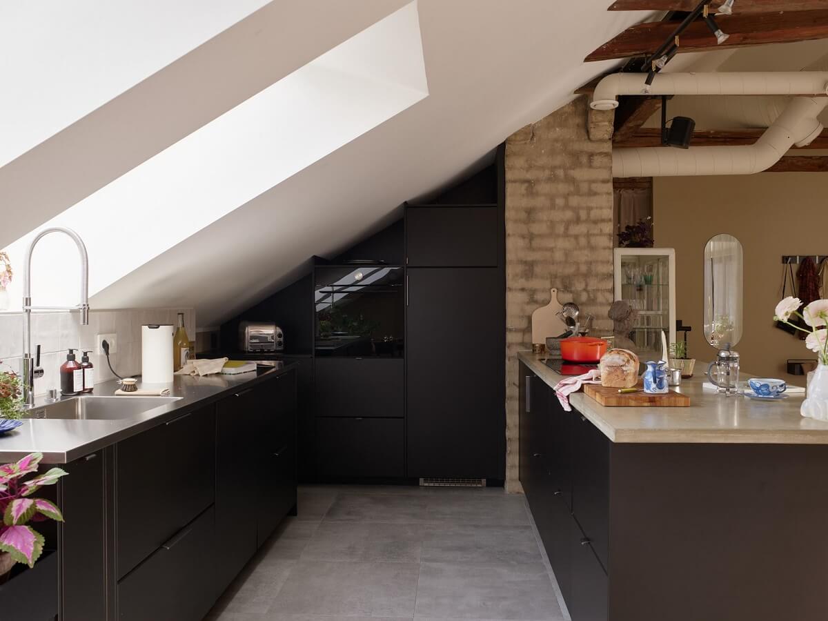 black-kitchen-slanted-wall-penthouse-nordroom