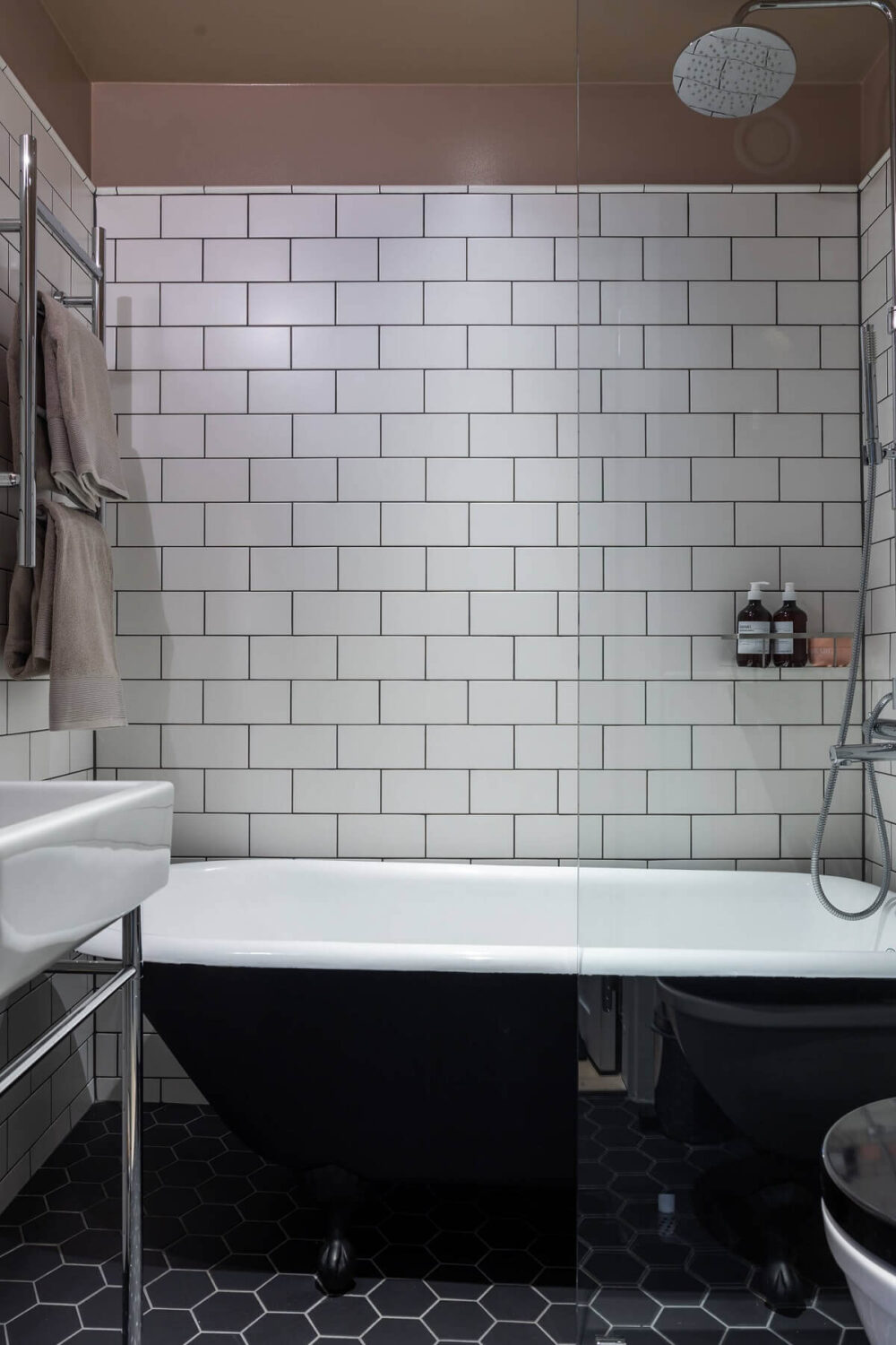 black-white-bathroom-bath-pink-painted-ceiling-nordroom