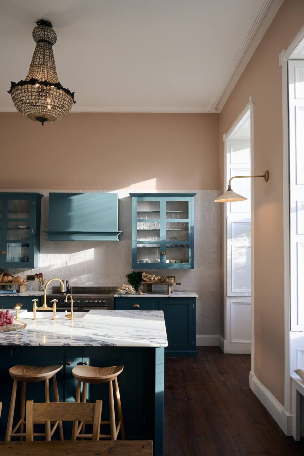 blue-real-shaker-kitchen-devol-pink-walls-wooden-floor-nordroom