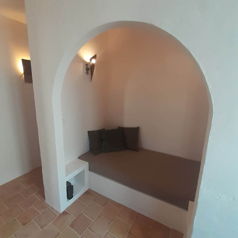 casita-alboran-reading-niche-arched-wall-nordroom