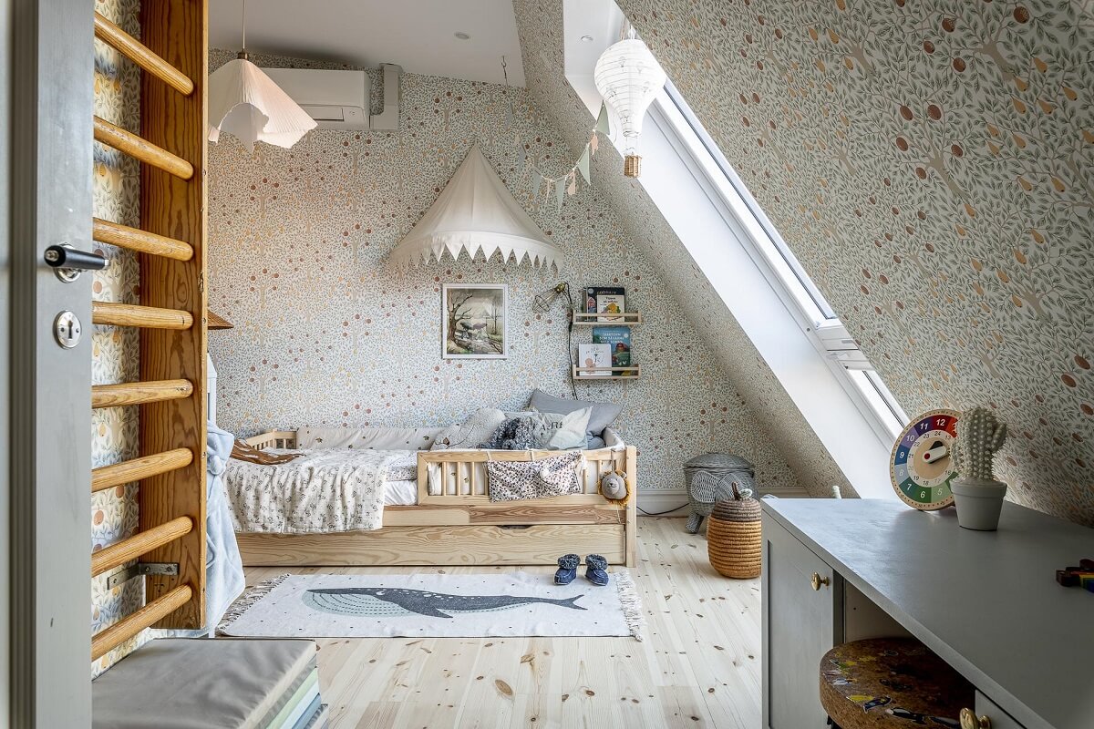 childrens-room-wooden-floor-slanted-ceiling-tree-wallpaper-climbing-rack-nordroom