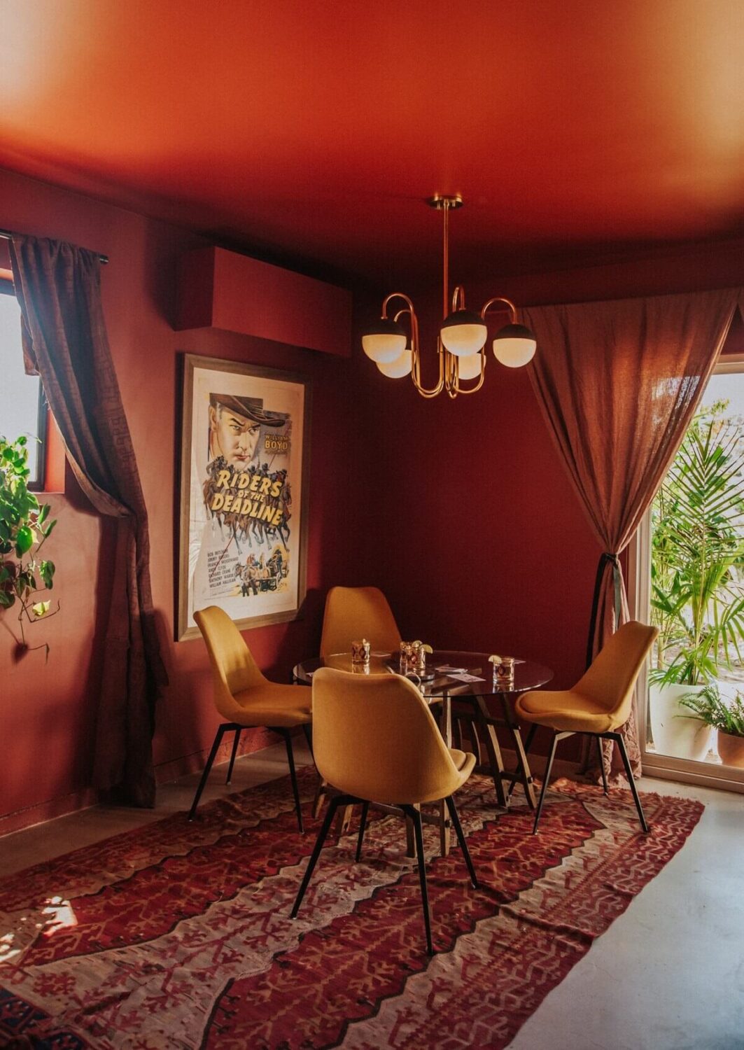 deep-red-living-room-rug-airbnb-morongo-valley-nordroom