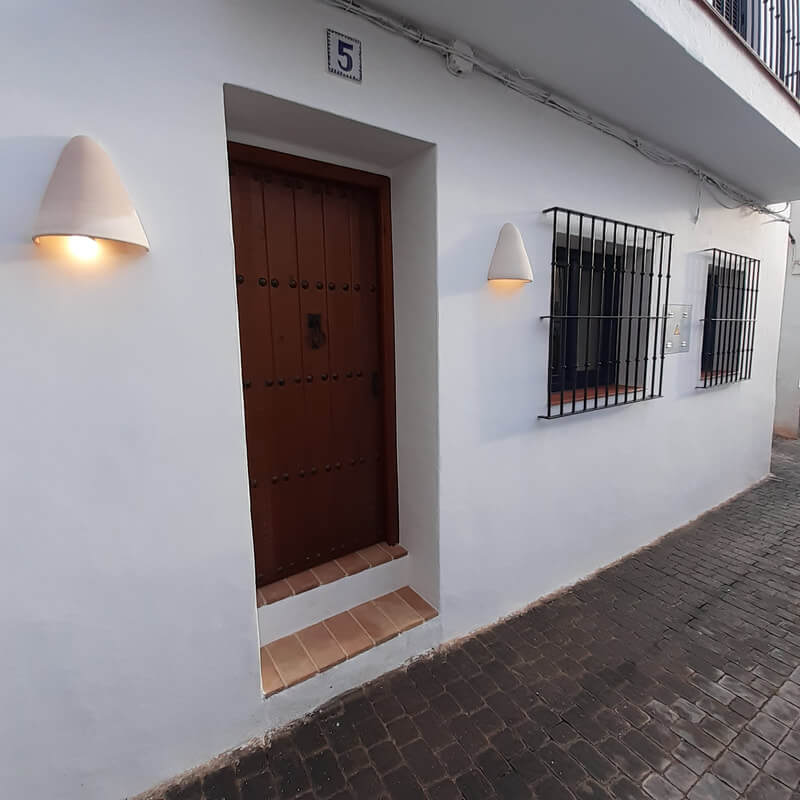 front-door-white-facade-casita-alboran-nordroom