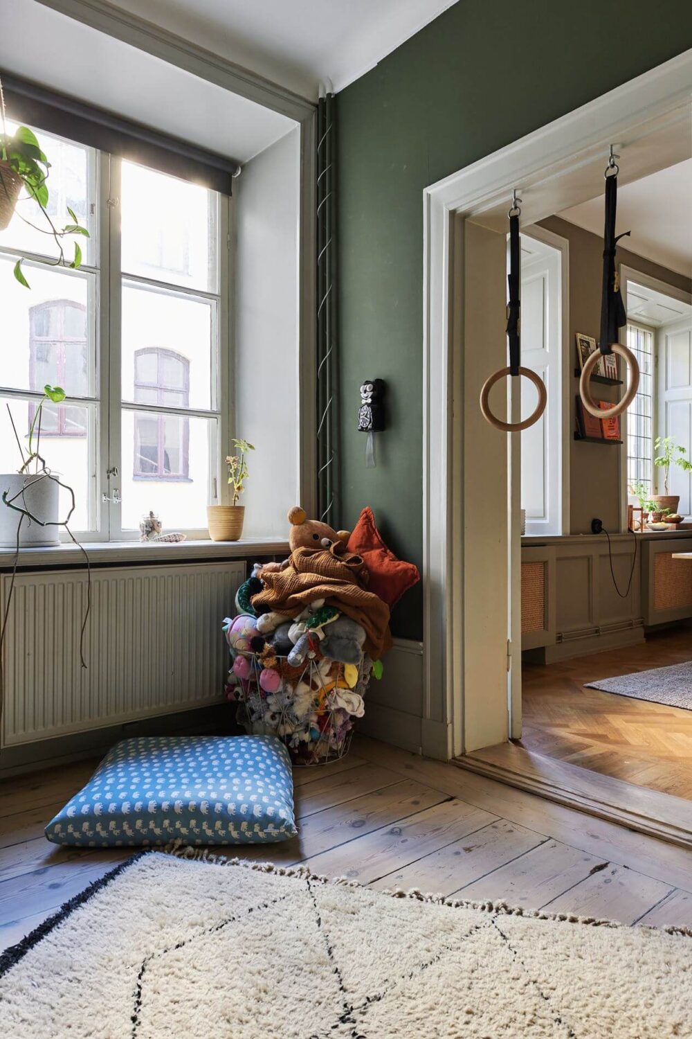kids-bedroom-green-walls-wooden-floor-rug-nordroom