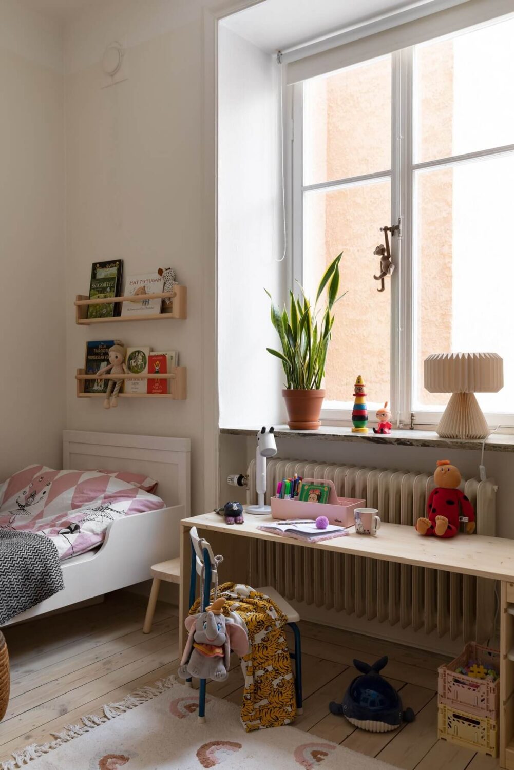 kids-bedroom-small-wooden-desk-nordroom