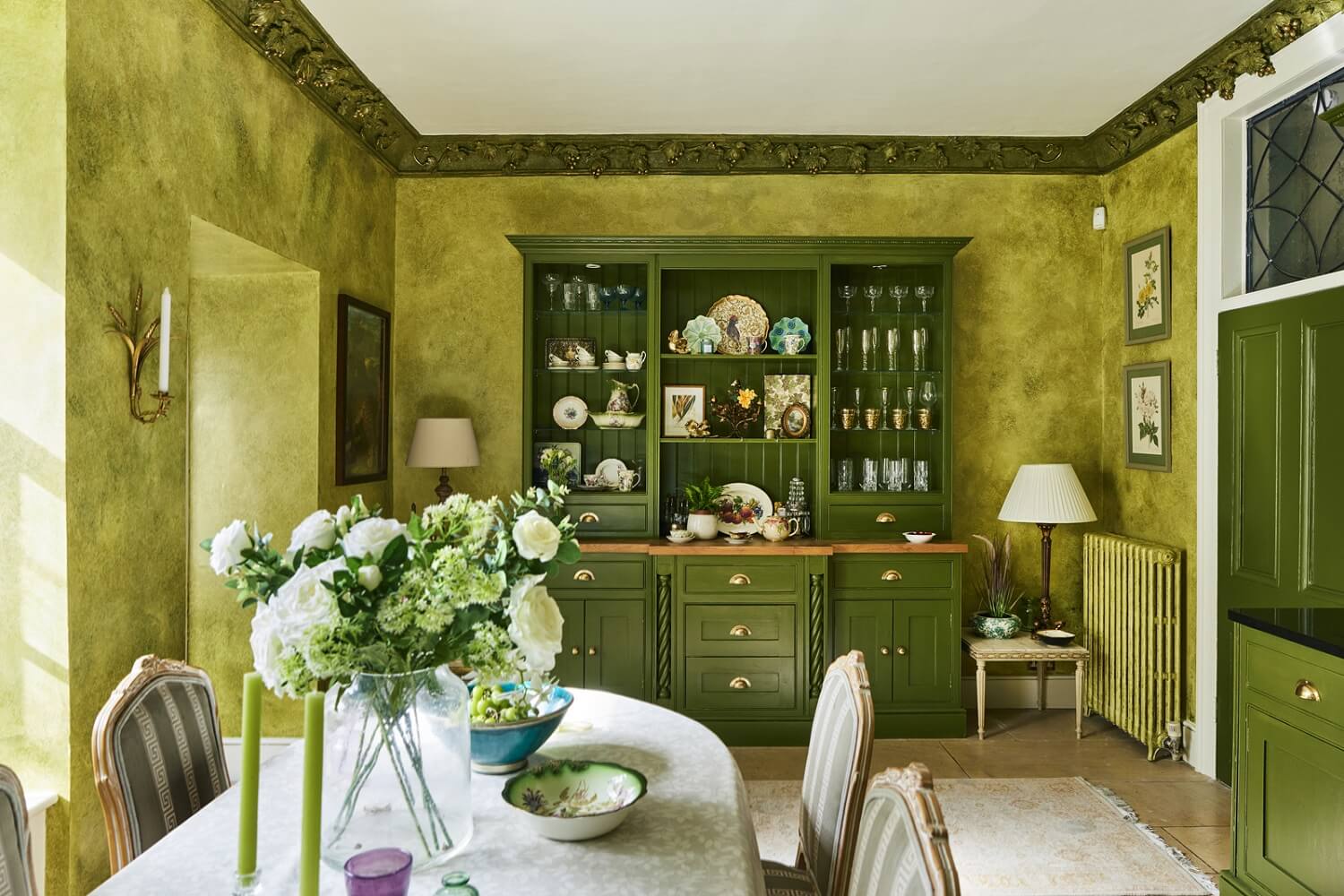 kitchen-olive-green-walls-james-adams-cornicing-nordroom