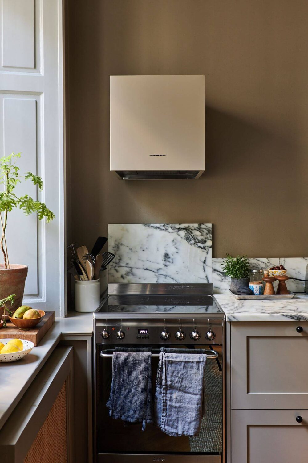 light-brown-kitchen-historic-apartment-sweden-nordroom