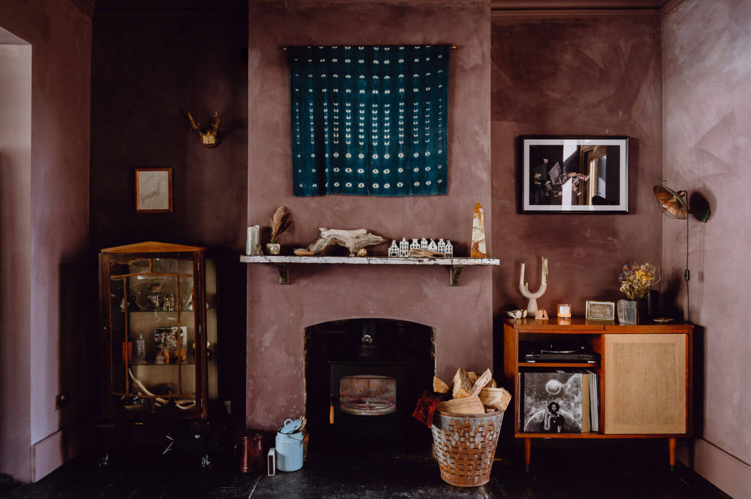 living-room-fireplace-dusty-bauwerk-walls-limewash-paint-nordroom