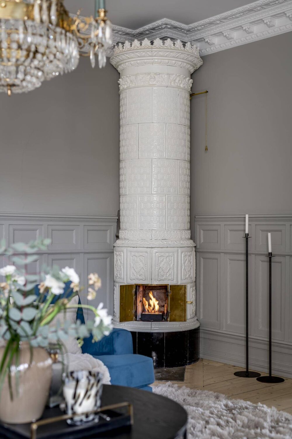 living-room-swedish-tiled-fireplace-nordroom