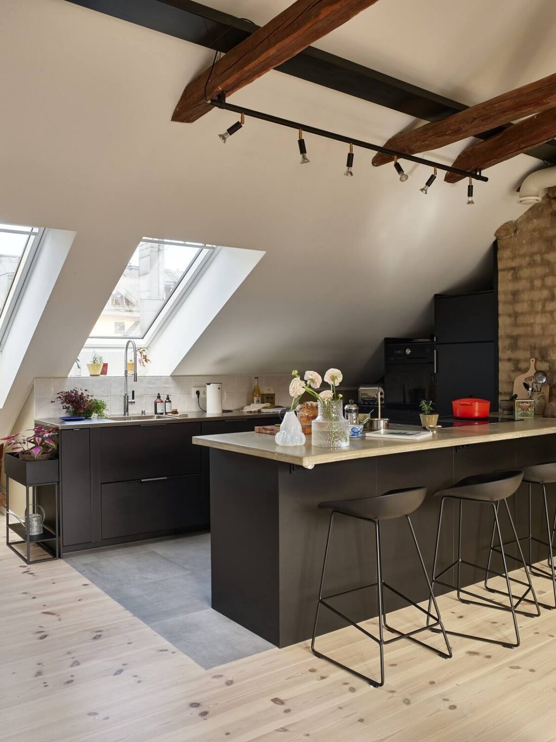 loft-apartment-penthouse-black-kitchen-slanted-ceiling-exposed-wooden-beams-nordroom