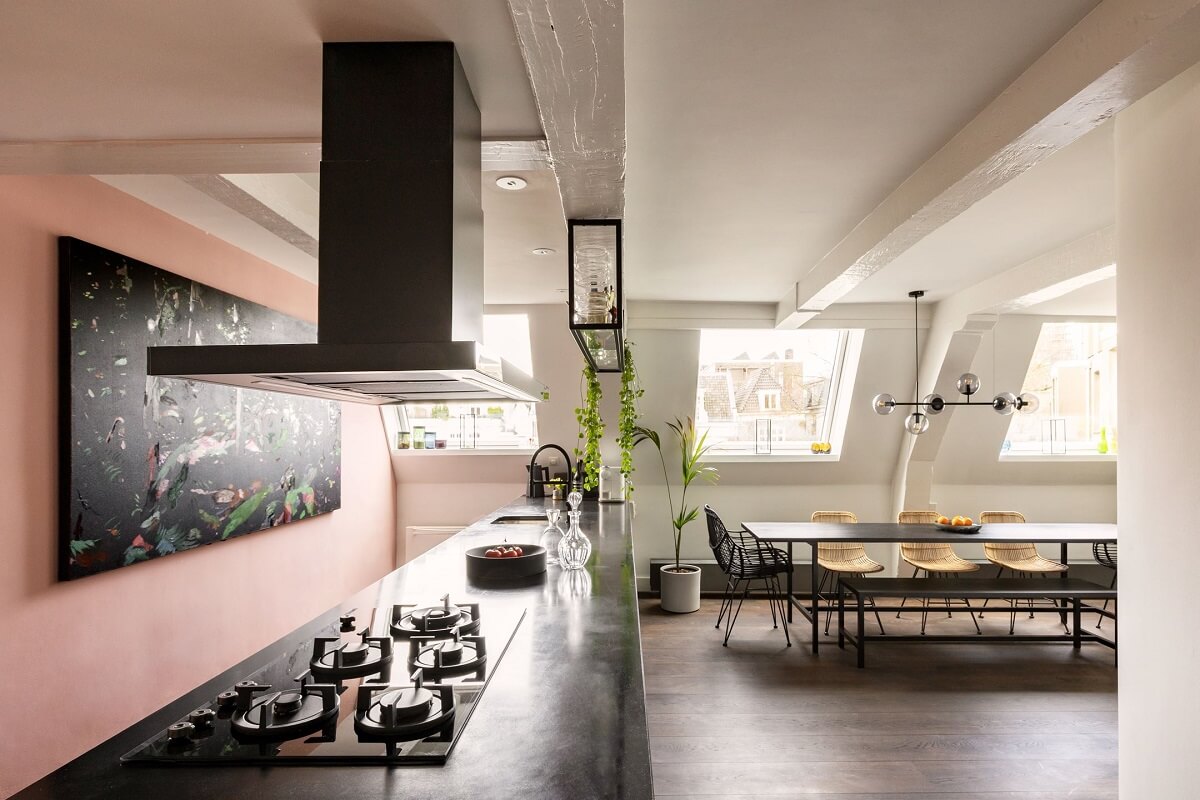 minimalistic-black-kitchen-pink-wall-nordroom