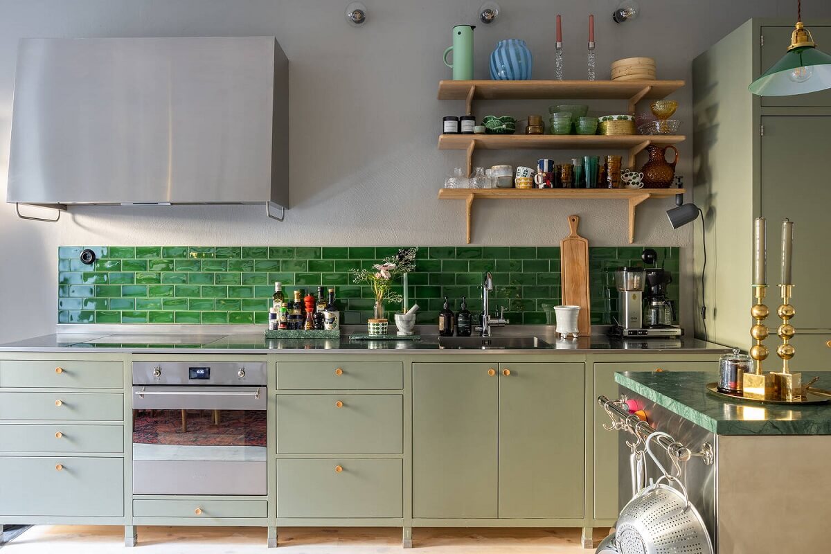 mint-green-kitchen-glossy-green-backsplash-tiles-shelves-nordroom