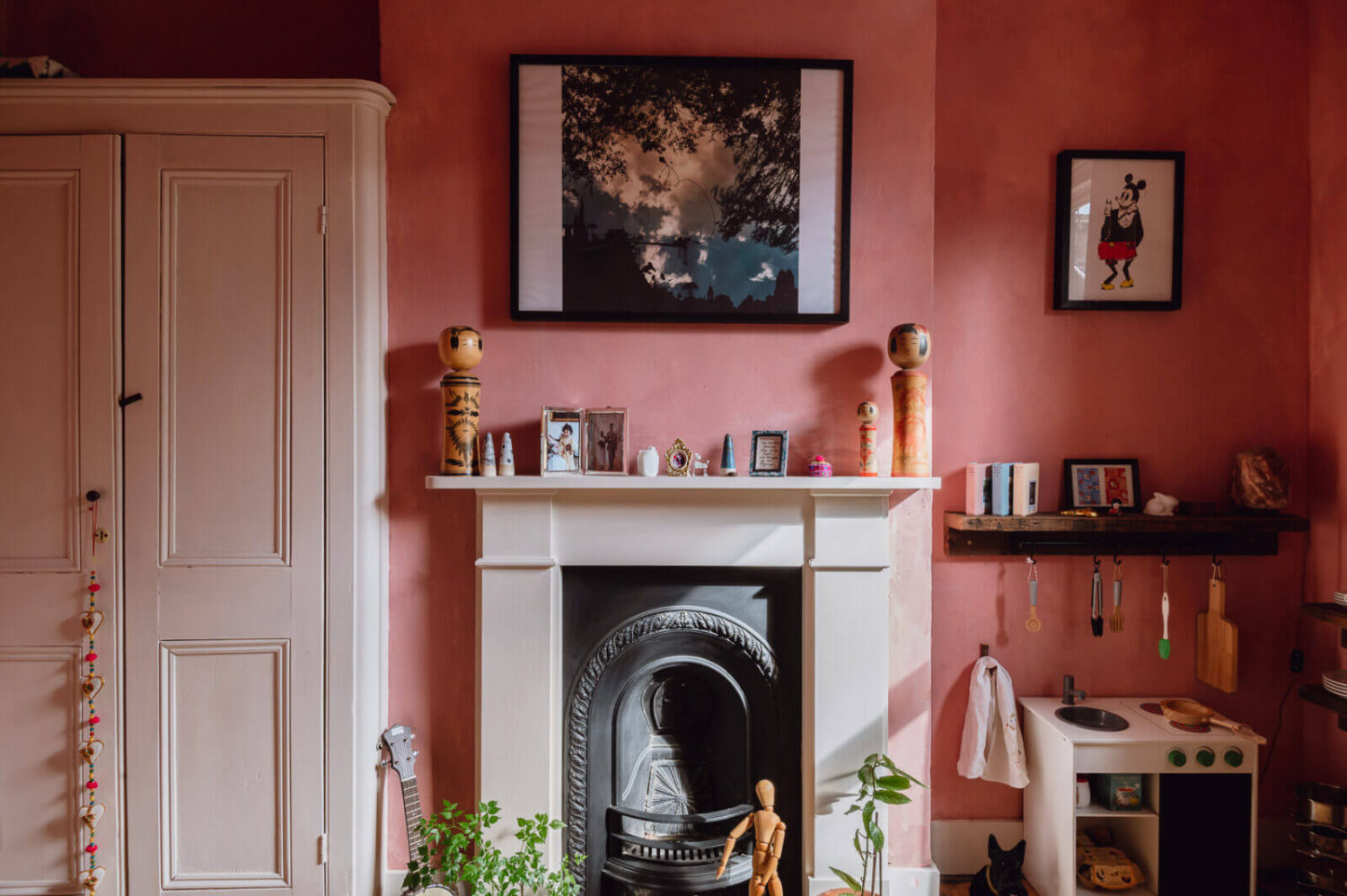 pink-kids-bedroom-fireplace-limewash-paint-bauwerk-nordroom