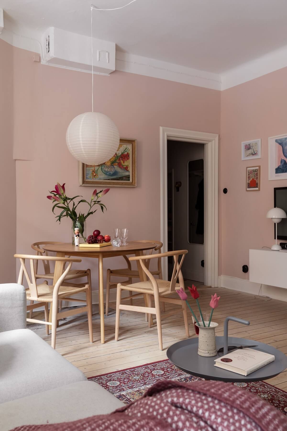 A Pink Living Room in a Scandinavian Apartment