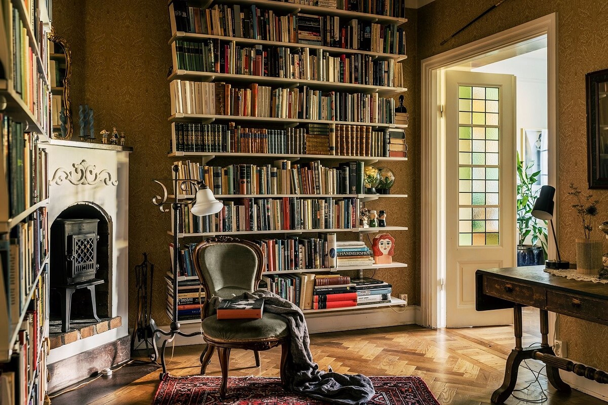 reading-room-floor-to-ceiling-bookshelves-fireplace-wallpaper-nordroom