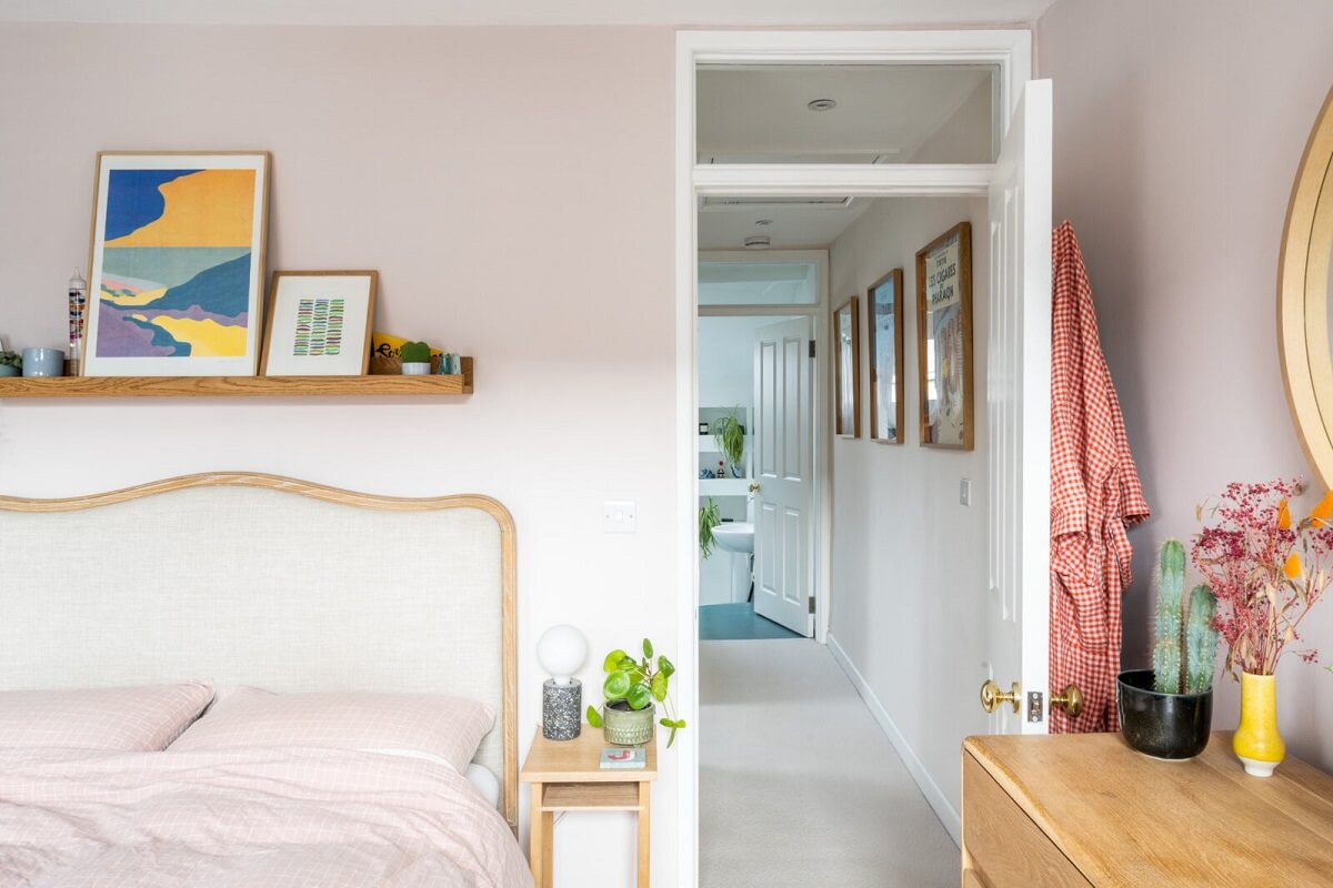 serene-bedroom-shelf-above-bed-nordroom