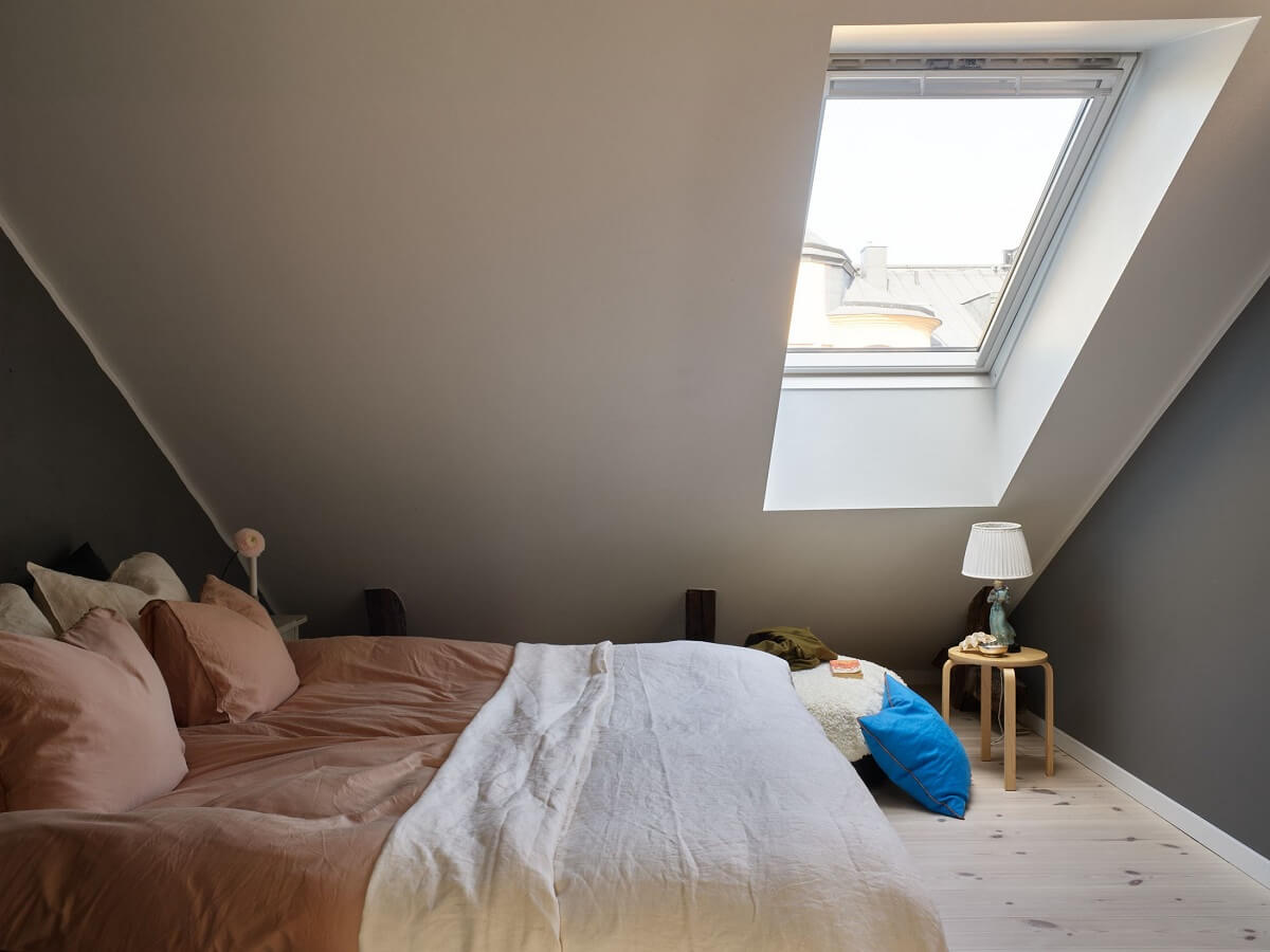 slanted-wall-bedroom-skylight-nordroom