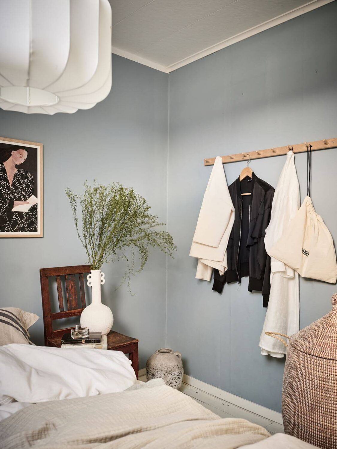 small-bedroom-blue-painted-walls-hanging-rack-nordroom