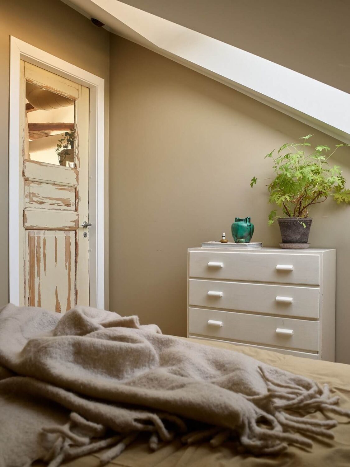 small-bedroom-slanted-ceiling-reclaimed-wooden-door-nordroom