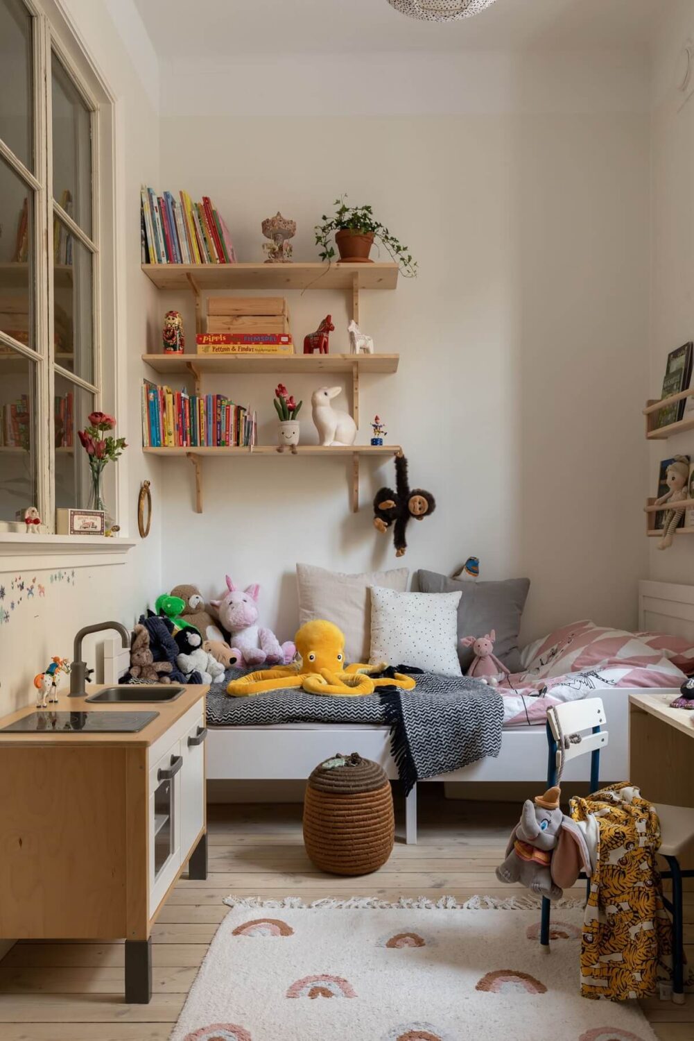 small-kids-bedroom-shelves-nordroom