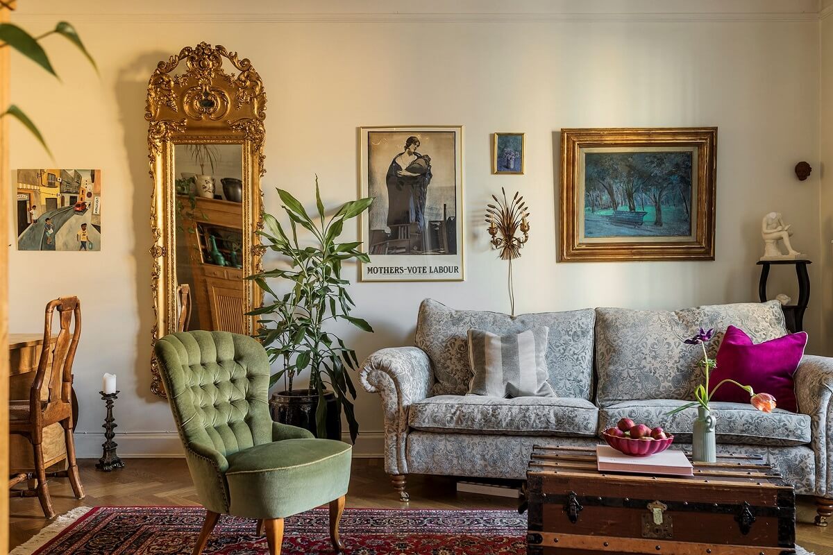 vintage-living-room-antique-golden-mirror-nordroom