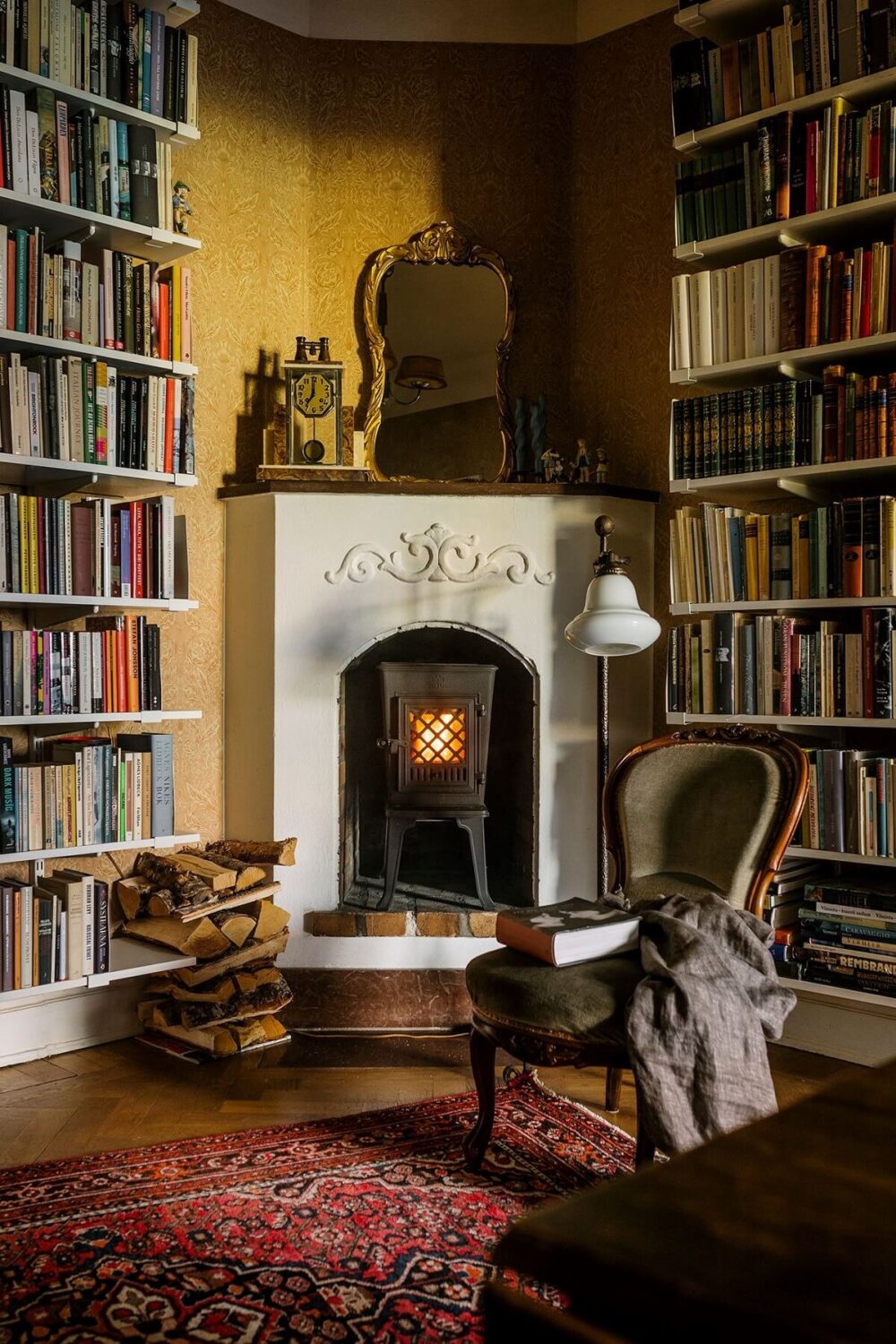 A Vintage Home with a Cozy Reading Room 1 vintage-reading-room-fireplace-rug-wooden-floor-bookshelves-nordroom