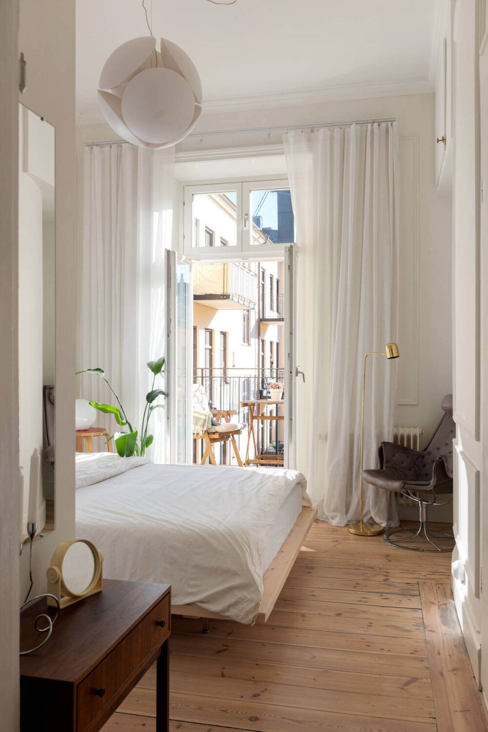 white-bedroom-balcony-wooden-floarboards-nordroom