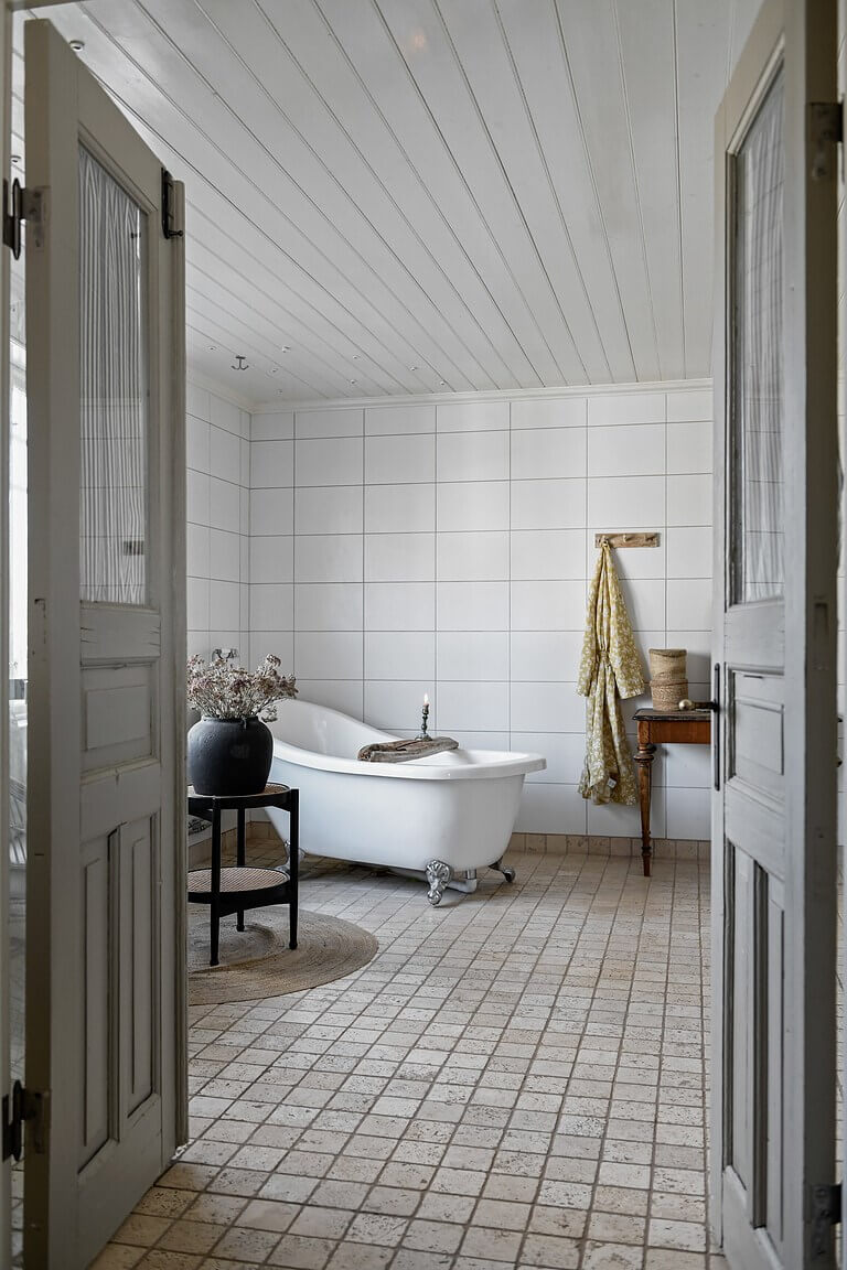 bathroom-double-wooden-doors-clawfoot-bath-nordroom