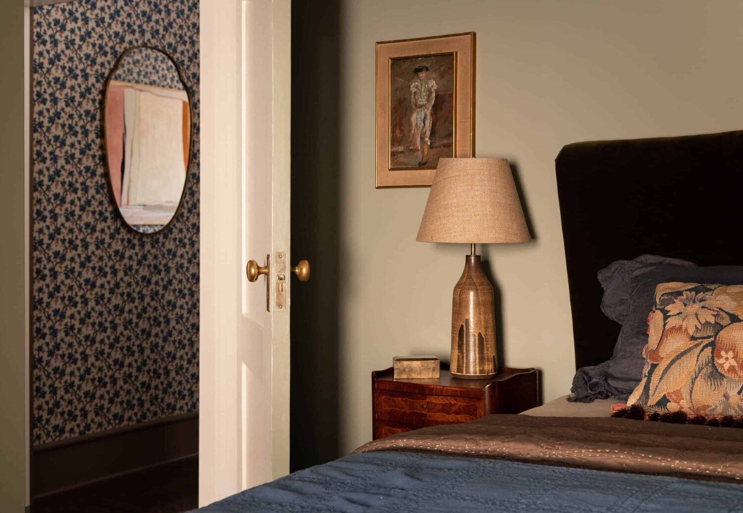 bedroom-blue-bedframe-vintage-decor-heidi-caillier-design-nordroom