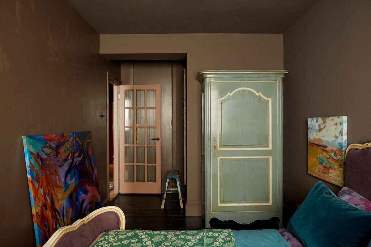 bedroom-warm-brown-tone-walls-nordroom