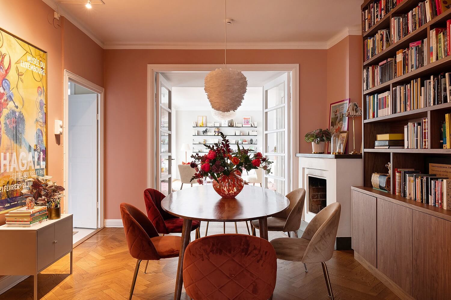 dining-room-velvet-chairs-bookcase-earthy-pink-walls-nordroom
