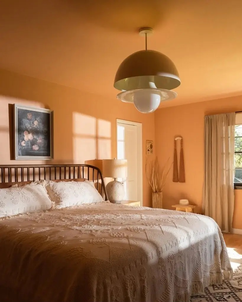 матовая-выцветшая-терракотовая-оранжевая-спальня-лучшие-цвета-краски-теплая-спальня-нордрум