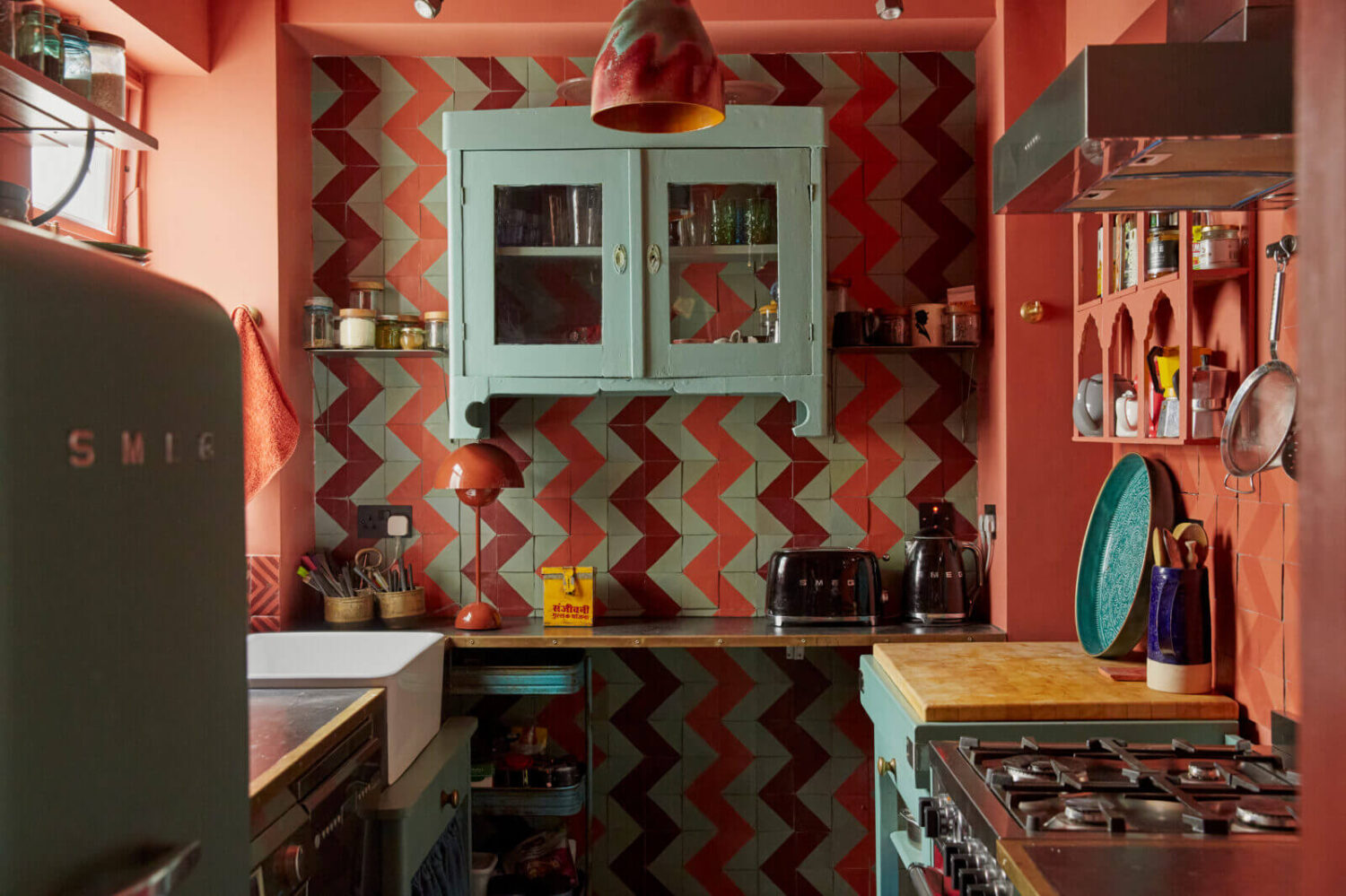 galley-kitchen-edward-bulmer-red-ochre-jaggery-hand-painted-tiles-nordroom