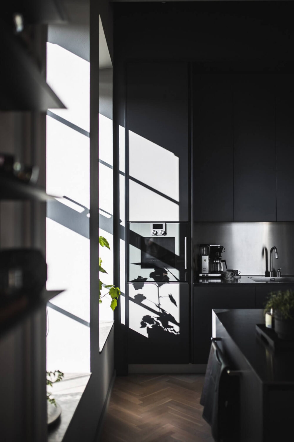 gray-kitchen-natural-light-industrial-apartment-nordroom