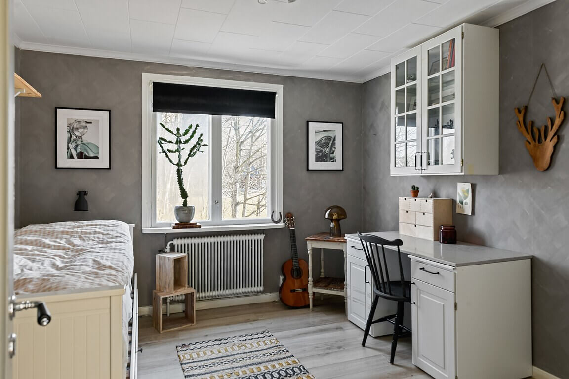 kids-bedroom-gray-walls-desk-nordroom