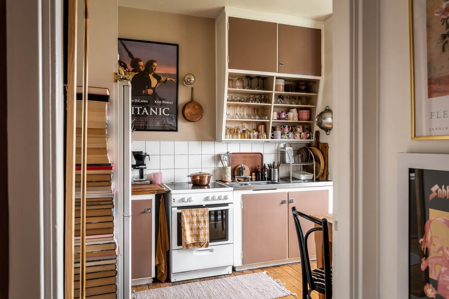 A Pink Studio Apartment with a Midcentury Kitchen - The Nordroom