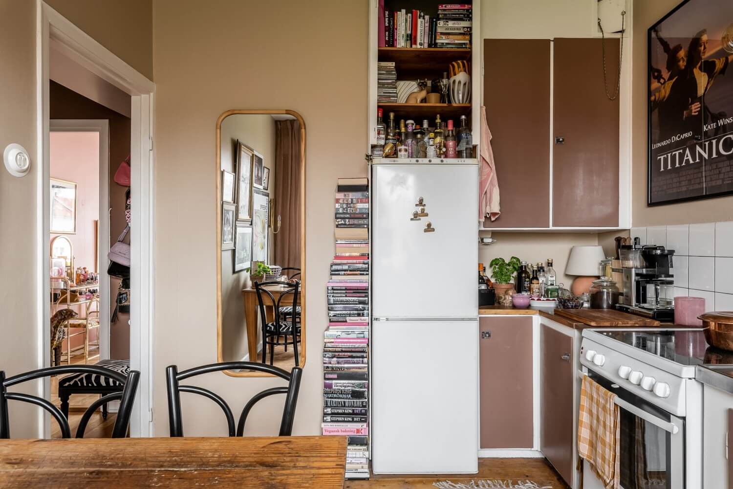 midcentury-kitchen-design-brown-pink-cabinets-nordroom