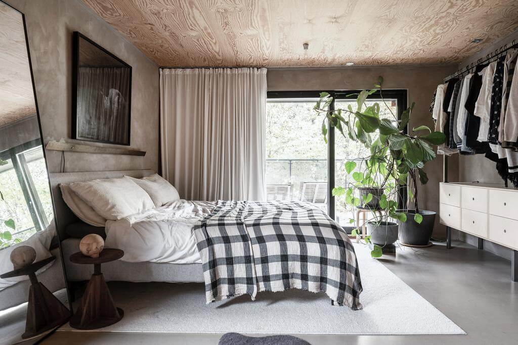 monochrome-scandinavian-bedroom-wooden-ceiling-nordroom