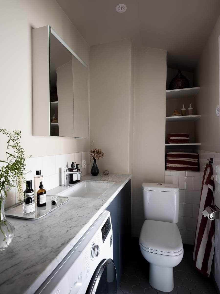 narrow-bathroom-storage-niches-marble-top-nordroom