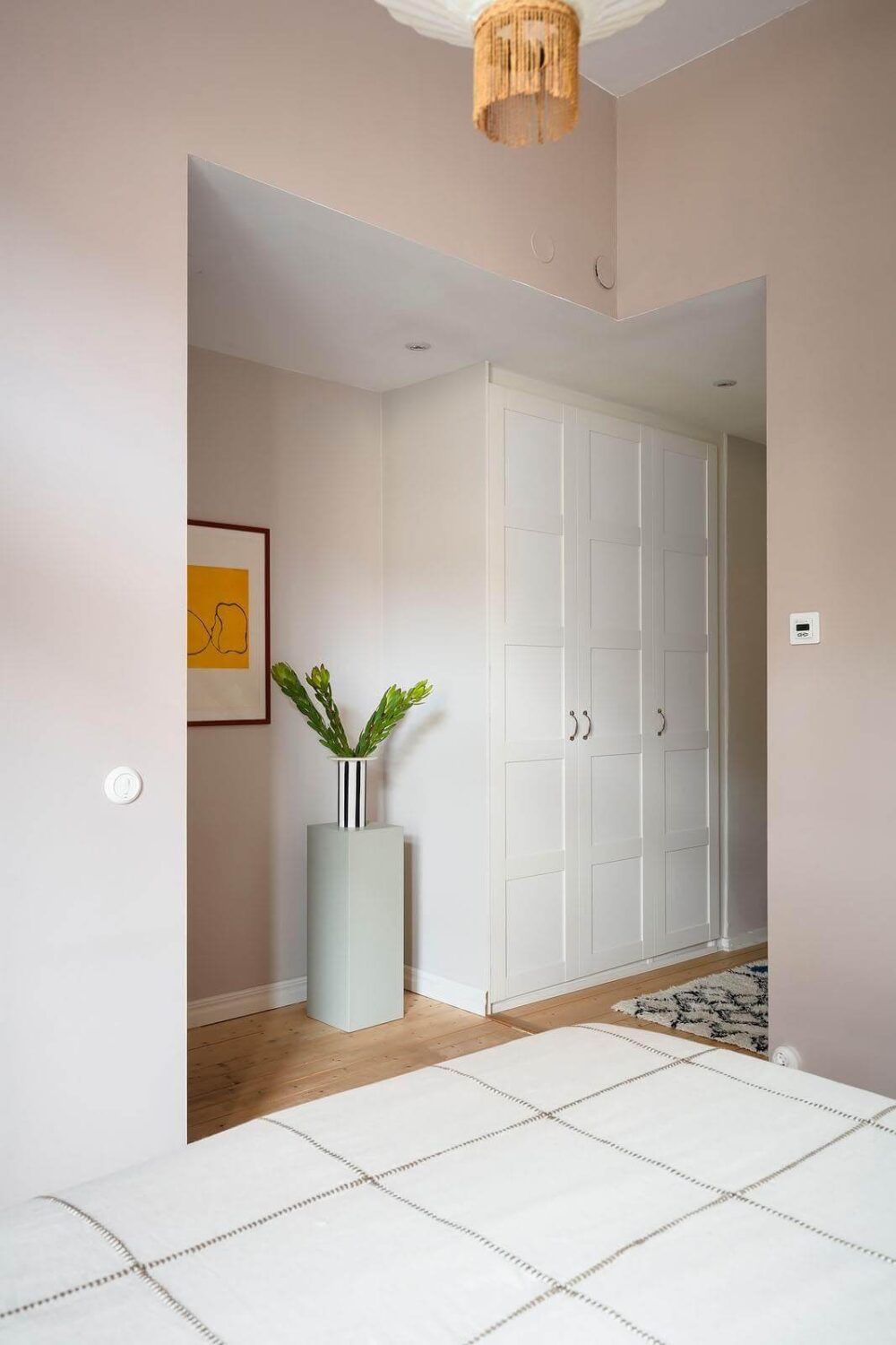 open-plan-pink-bedroom-wardrobes-nordroom
