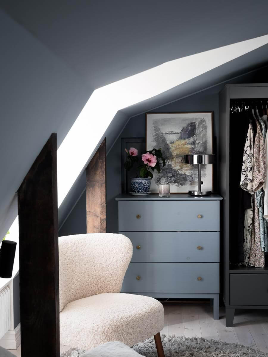 reading-nook-wardrobes-blue-attic-bedroom-nordroom