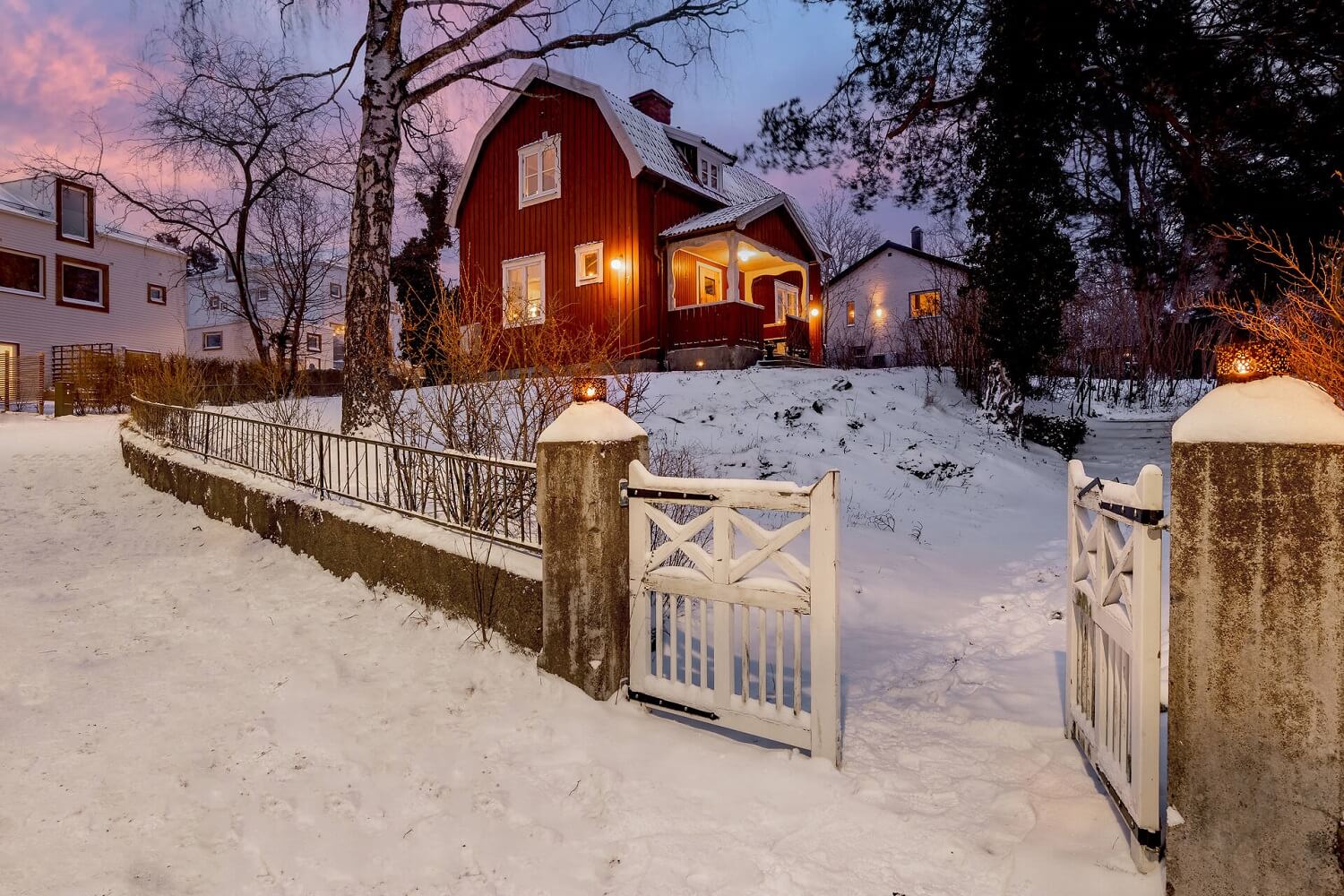 red-swedish-house-in-the-snow-nordroom