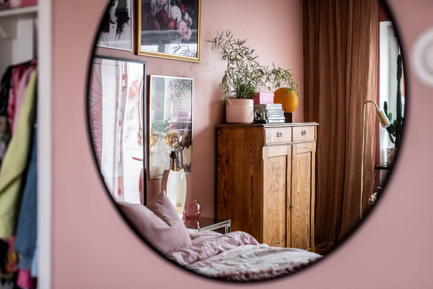 round-mirror-pink-studio-apartment-nordroom