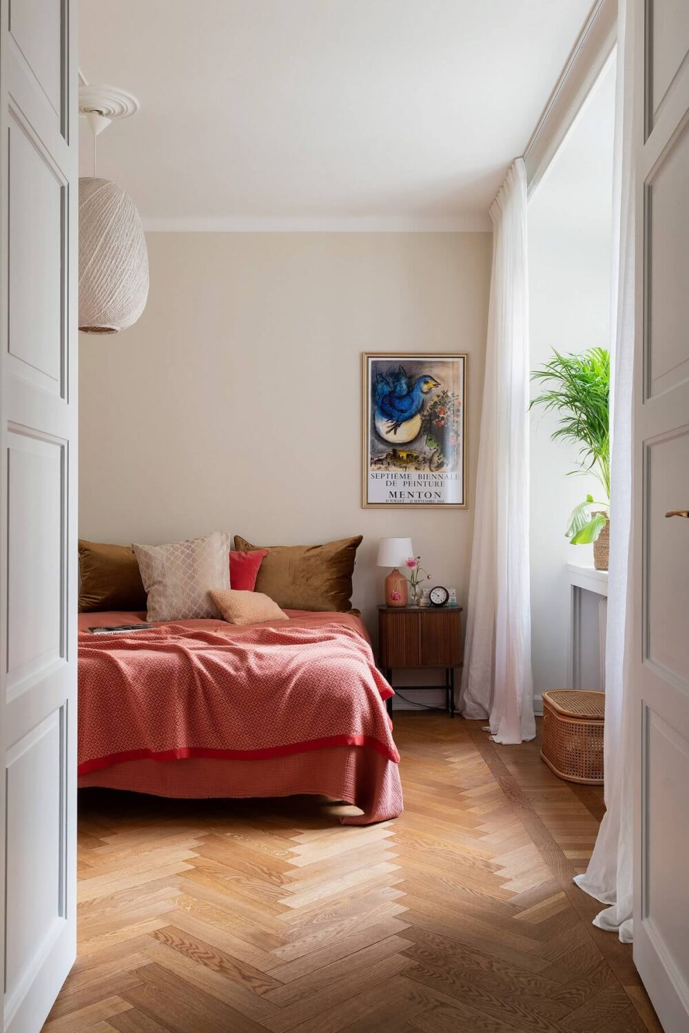 scandinavian-bedroom-pink-bedding-light-gray-walls-wooden-floor-nordroom