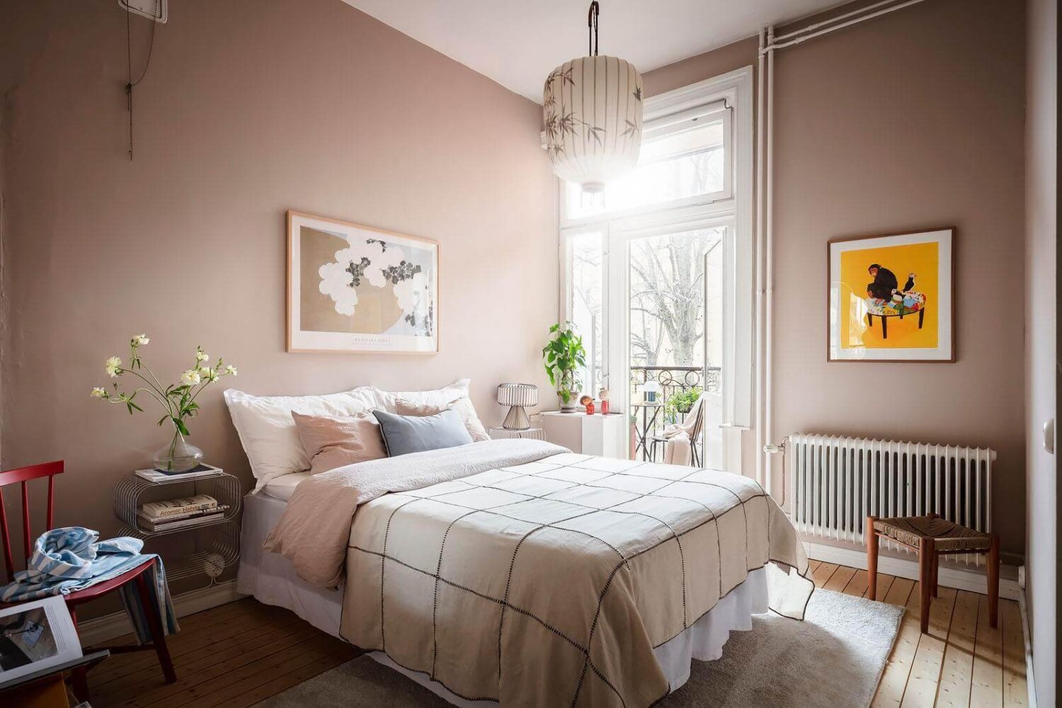 scandinavian-bedroom-pink-walls-balcony-wooden-floor-nordroom