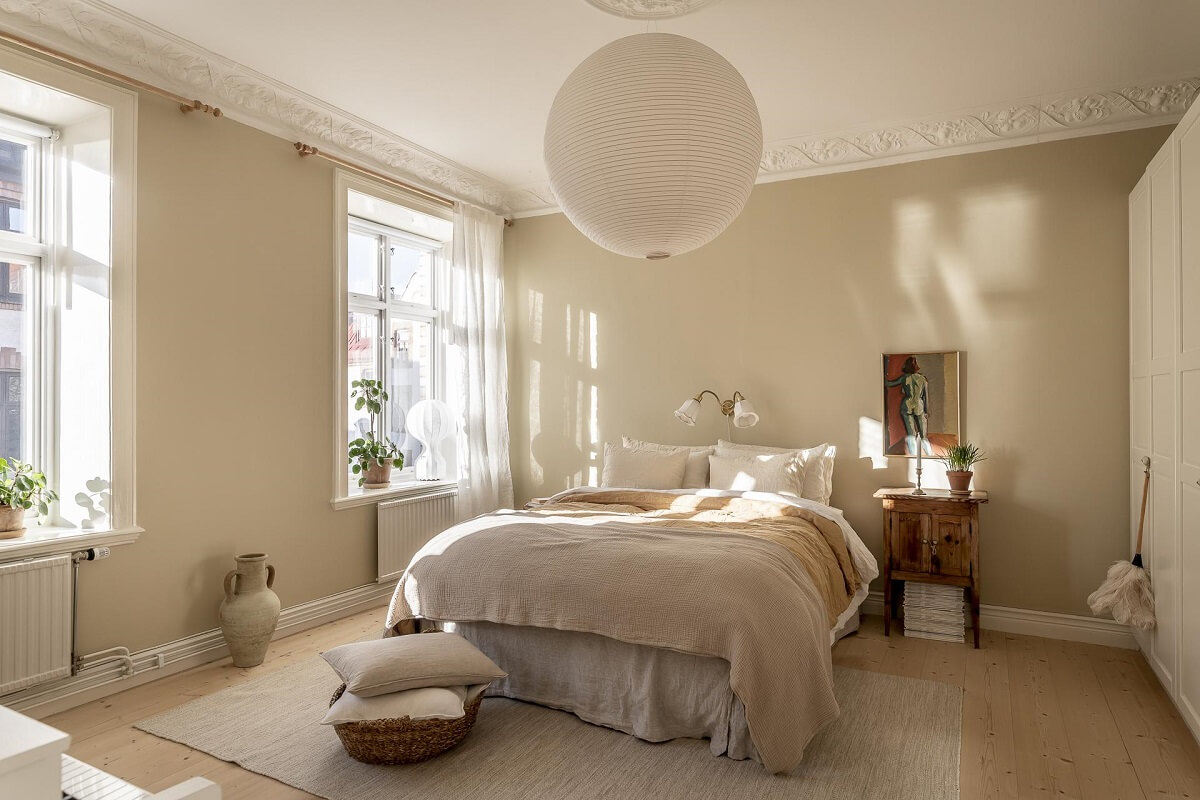 serene-bedroom-beige-walls-wooden-floor-nordroom