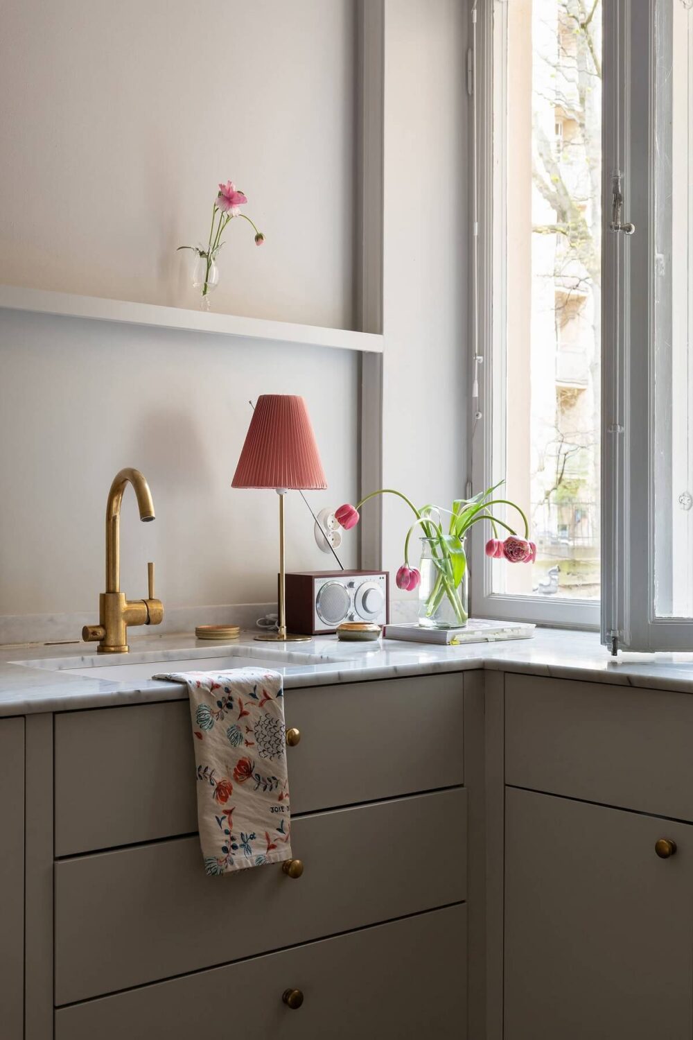 sleek-minimalistic-kitchen-gray-cabinets-nordroom