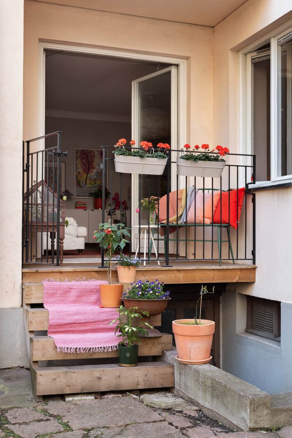 small-balcony-scandinavian-apartment-nordroom