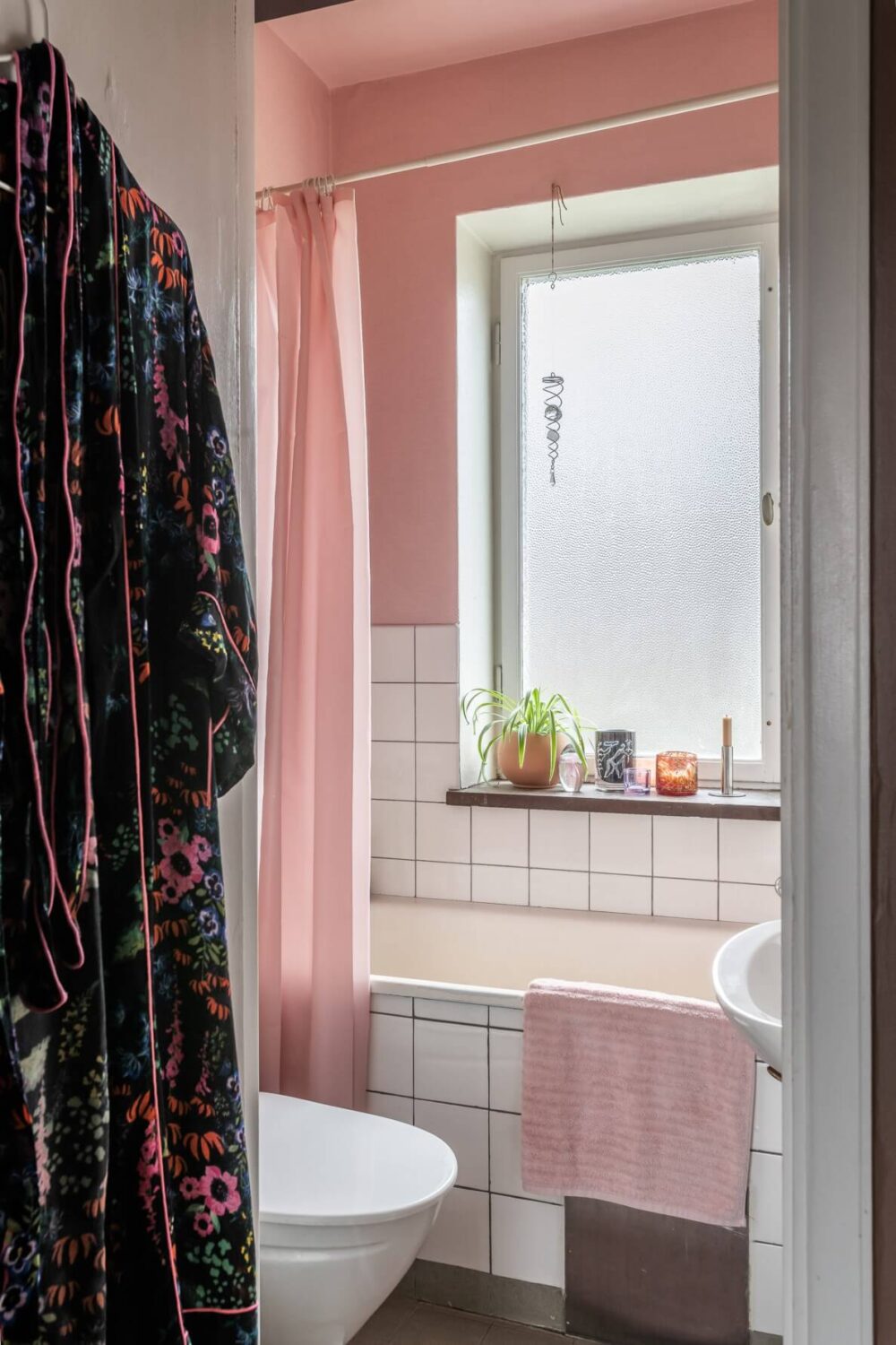 small-bathroom-white-tiles-pink-walls-nordroom