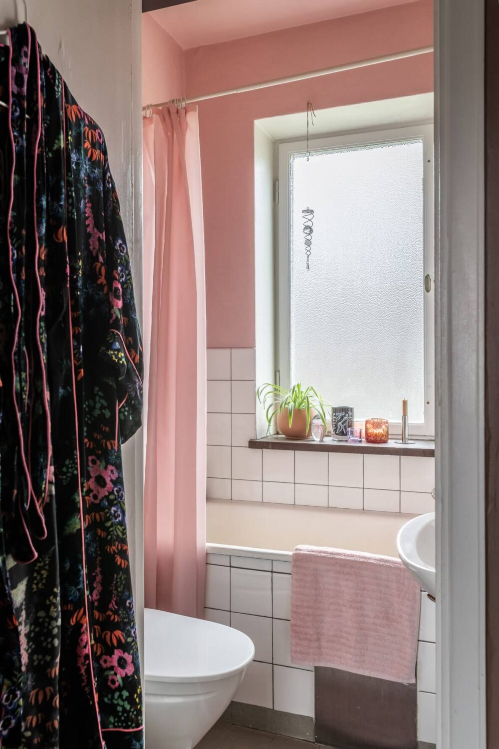 small-bathroom-white-tiles-pink-walls-nordroom